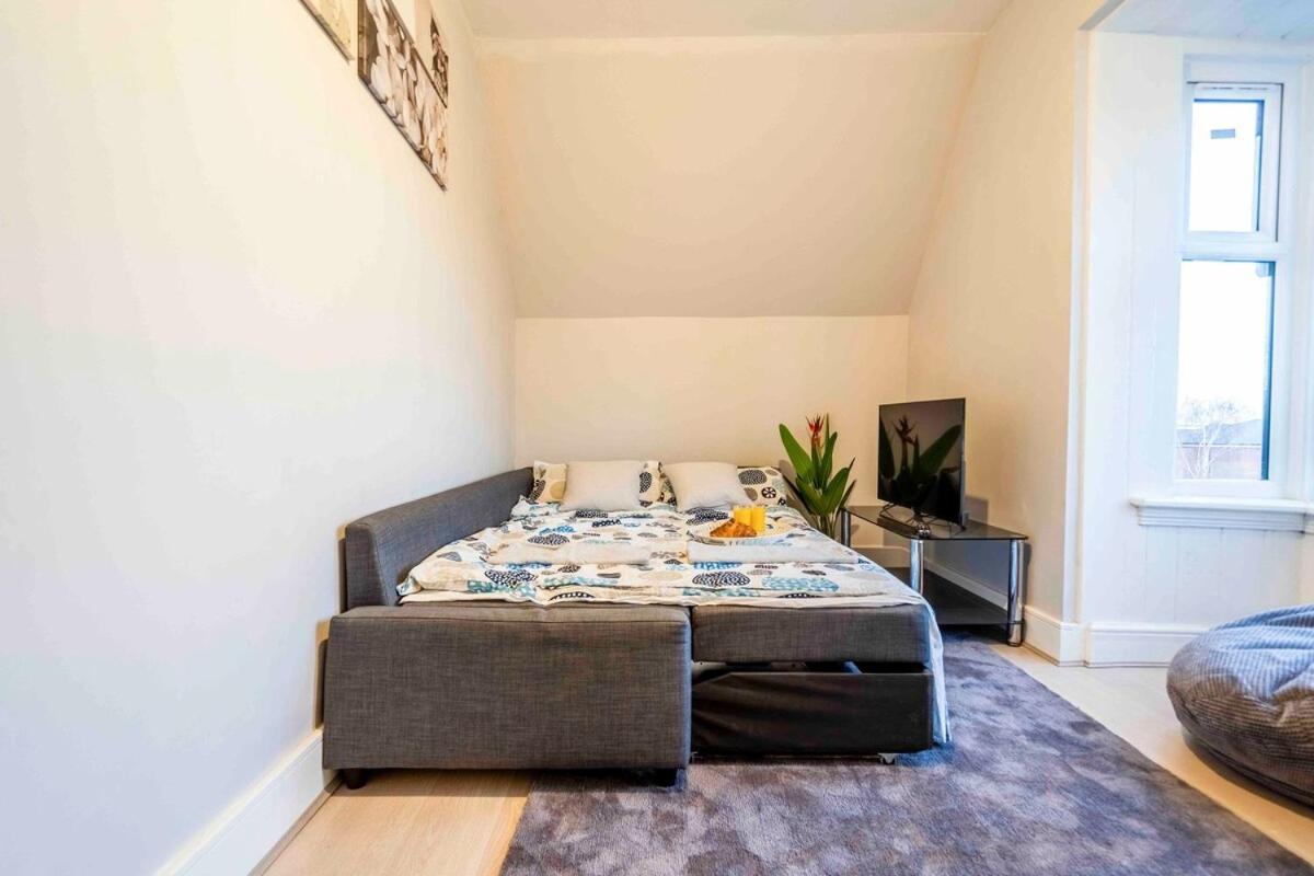 Modern & Stylish Flat In Moseley Apartment *