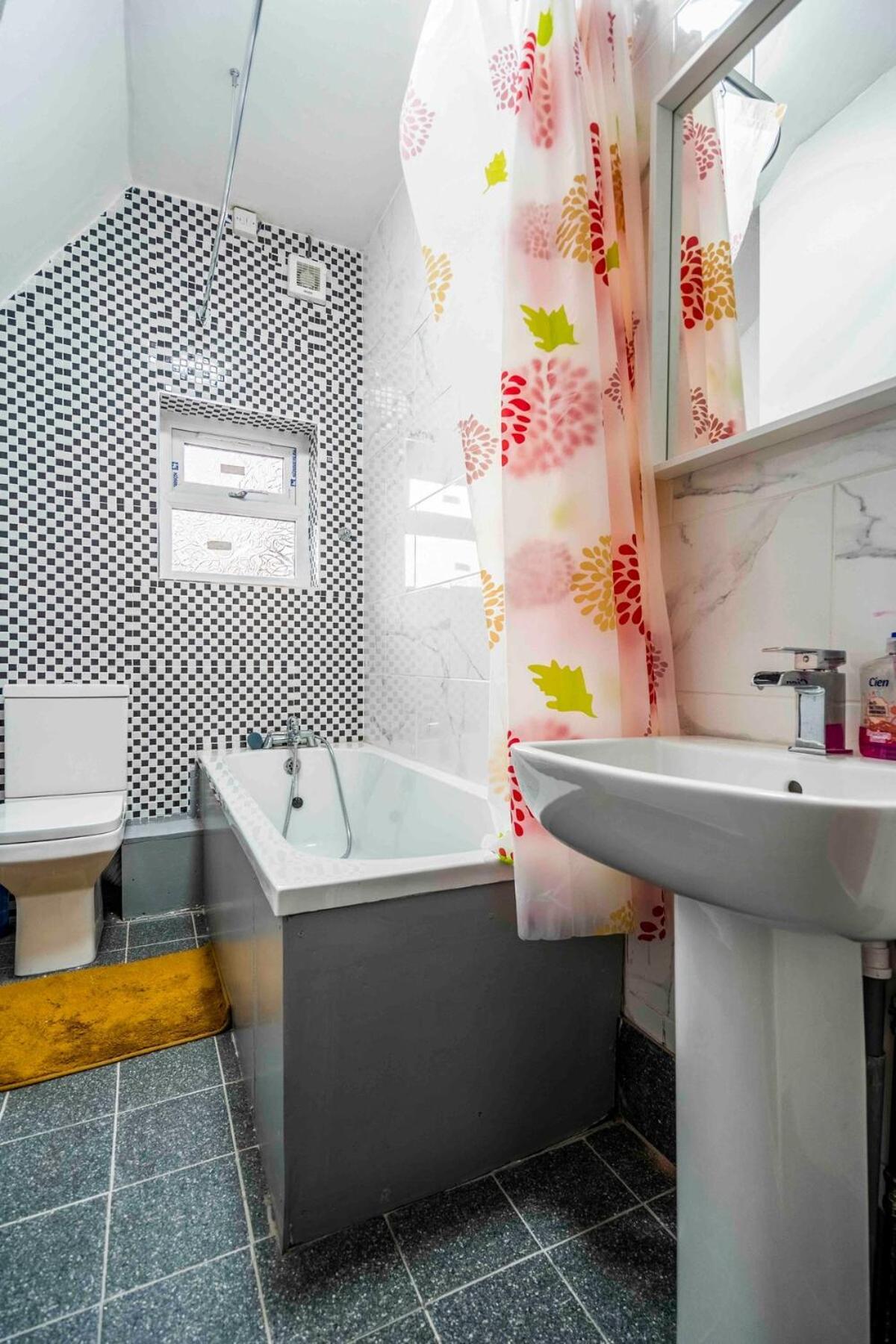 Modern & Stylish Flat In Moseley